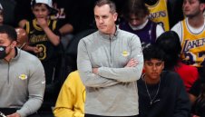 ЛА Лейкърс уволнява треньора след резила