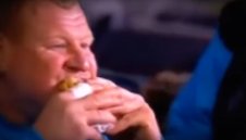 Култово! Стражът на Сътън се тъпче от скамейката срещу Арсенал + ВИДЕО