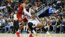 ЛеБрон обвини съдиите след провала