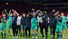 Луд купон в съблекалнята! Играчите на Тотнъм "вдигнаха във въздуха" Амстердам + ВИДЕО