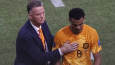 Искат го "акули", но Гакпо мисли само за световното