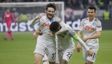 Сексбомба излиза гола при триумф на Наполи + СНИМКИ