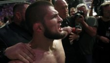 По време и след мача: Хабиб бие лошо и извън клетката + ВИДЕО