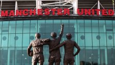 Милиардери се боричкат за Манчестър Юнайтед