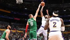 Бостън удари Лейкърс насред Ел Ей в Класиката на НБА