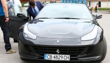 Джо Диксън се фука с лъскаво Ферари, отпраши за САЩ + СНИМКИ