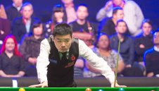 Динг елиминира Хоукинс в класен сблъсък