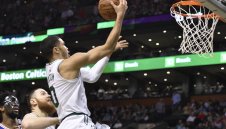 Бостън обърна Филаделфия и дръпна с 2-0