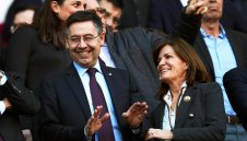 Бартомеу иска да реже заплатите със 70%, асовете на Барса не са съгласни