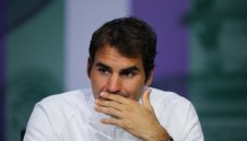 Федерер се завърна на корта с победа