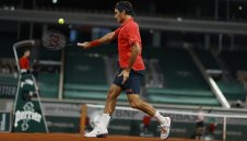 Федерер започна с труден успех защитата на титлата в Хале