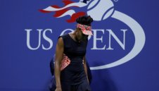 Изненада! Тийнейджърка изхвърли Винъс от Хонконг 