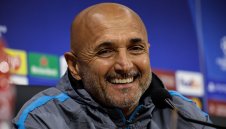 Спалети преследва Алегри да му стисне ръката