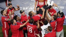 Флик зареди баварския валяк с гориво за години напред