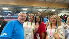 Президентът на МОК Томас Бах на крака при Весела Лечева