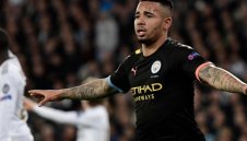 Жезус е между Острова и "старата госпожа"