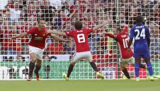 Жозе и Ибра започнаха с купа в Юнайтед + ВИДЕО