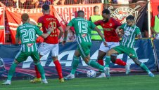 Напрежение в ЦСКА след издънката! Фенове се псуват с капитана