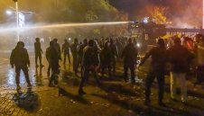 Протестиращите са изтласкани, запалиха кофи за боклук + ВИДЕО И ГАЛЕРИЯ