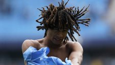 Хау набеляза трима бивши за Нюкасъл