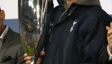 Манчестър Юнайтед отново се заглежда по Лорис