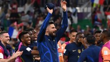 "Дядо" Жиру подписва нов договор с Милан