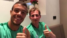 Манията на Ди Санто - селфи със спящи съотборници + СНИМКИ