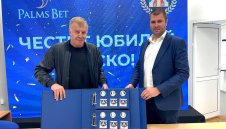 Изненадоха Наско Сираков с уникален подарък за юбилея