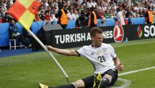 Гей скочи на Джошуа Кимих