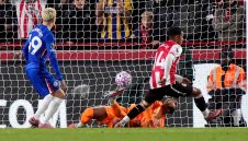 Гол след дълъг тъч в 93-ата минута лиши Челси от победа
