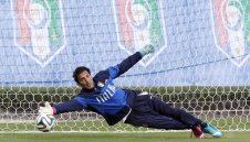 Буфон уплаши италианците, че въобще няма да играе