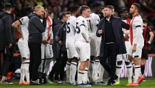 Капитанът на Лутън остава в болница