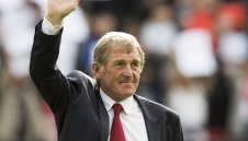 Крал Кени връчва шампионските медали на Ливърпул