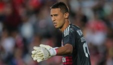 Юнайтед впери поглед във вратаря на Бенфика, Милан също с мераци към него