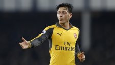 Фрапантна грешка на Йозил провали Арсенал + ВИДЕО