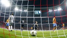 И съдията не спря Байерн срещу Валенсия