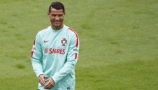 Скандално! Кристиано хвърли микрофон на журналист в езеро + ВИДЕО