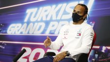 Люис все още не е решил нищо за бъдещето