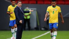 Треньор хвърли оставка заради пари