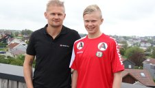 Манчестър Юнайтед прибира сина на бивш футболист на Сити