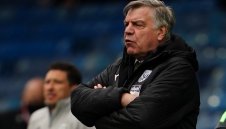 Лийдс мисли да върне Големия Сам във Висшата лига, за да оцелее