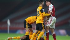 Слаб Арсенал отново се издъни, падна и от Уулвс