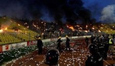 Навиячите на Цървена звезда запалиха стадион "Партизан" + ВИДЕО