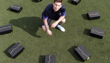 Лео поздрави феновете си във Фейсбук