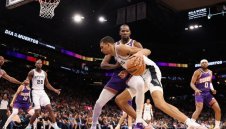 Уемби пак затъмни Слънцата, наказа ги с 38