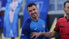 Валери Божинов блъска във фитнеса под звуците на бясна чалга