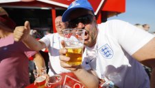 Феновете в Катар свикнаха с липсата на бира