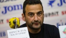 Фенове на Левски поискаха акциите на Тити Папазов