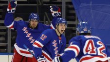 Рейнджърс натупа шампиона на НХЛ и продължава с победите  