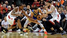 Реферите порязали Торонто, не видели крачки на Къри в края